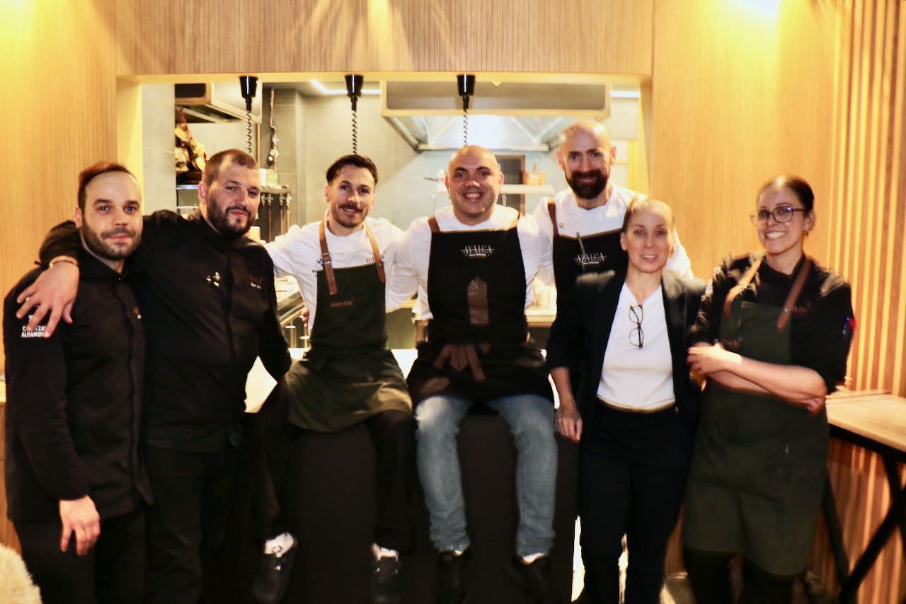 Israel Moreno (Rte. Ayalga*) y Samuel Naveira (Rte. MUNA*) cocinaron juntos en MUNA.